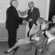 Archiv der Region Hannover, ARH NL Mellin 02-171/0014, Überreichung von Büchern an einen Mann