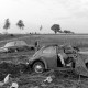 Archiv der Region Hannover, ARH NL Mellin 02-175/0002, Verunglückte Autos am Feldrand