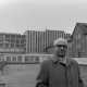 Archiv der Region Hannover, ARH NL Mellin 02-178/0011, Blick auf einen Mann und dahinterliegende Gebäude