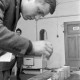 Archiv der Region Hannover, ARH NL Mellin 02-179/0009, Tester/Juror(?) beim Berufswettkampf der deutschen Landjugend
