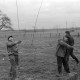 Archiv der Region Hannover, ARH NL Mellin 02-180/0015, Reparatur/Aufspannen von Kabeln auf einen Freimasten