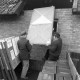 Archiv der Region Hannover, ARH NL Mellin 02-182/0006, Zwei Männer beim Heben einer Trennwand(?) für Wahlen