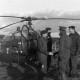 Archiv der Region Hannover, ARH NL Mellin 02-183/0007, Belgische Streitkräfte? (zu Besuch?) auf einem Militär-Übungsgelände mit einem Helikopter