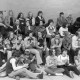 Archiv der Region Hannover, ARH NL Mellin 02-184/0002, Zuschauer bei einem Wettbewerb (zum Erntedankfest?) in einer Sporthalle