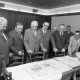 Archiv der Region Hannover, ARH NL Mellin 02-184/0006, Gruppe von Politikern beim Betrachten eines Gebäudebauplans