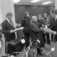 Archiv der Region Hannover, ARH NL Mellin 02-191/0008, Ehrung/Übergabe von Preisen ? an zwei ältere Personen