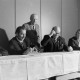 Archiv der Region Hannover, ARH NL Mellin 02-192/0016, Männer unterzeichnen ein Dokument bei einer Versammlung