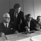 Archiv der Region Hannover, ARH NL Mellin 02-193/0009, Männer unterzeichnen Dokumente bei einer Versammlung