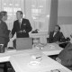 Archiv der Region Hannover, ARH NL Mellin 02-194/0009, Überreichung eines Ehrentellers an einen Polizisten