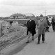 ARH NL Mellin 02-194/0012, Gruppe von Männern in einem Neubaugebiet