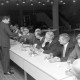 Archiv der Region Hannover, ARH NL Mellin 02-194/0014, Männer unterzeichnen Dokumente bei einer Versammlung