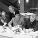 Archiv der Region Hannover, ARH NL Mellin 02-194/0018, Männer unterzeichnen Dokumente bei einer Versammlung