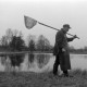 ARH NL Mellin 02-199/0002, Mann mit Kescher an einem Fischteich