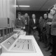 Archiv der Region Hannover, ARH NL Mellin 02-199/0006, Gruppe von Männern zur Besichtigung in Schulräumen?