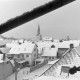 Archiv der Region Hannover, ARH NL Mellin 02-199/0010, Blick aus einem Fenster auf die verschneiten umliegenden Häuser und die Pankratiuskirche, Burgdorf
