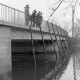 ARH NL Mellin 02-200/0010, Bundesgrenzschutz? bei Hochwasser auf einer Brücke