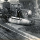 Archiv der Region Hannover, ARH Slg. Mütze 026, Asphaltkolonne des Tiefbauamtes mit einem Gerät und einer Rolle Papier, Hannover