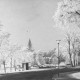 ARH Slg. Bartling 64, Zwischen den Brücken, Winterlandschaft in Rauhreif und Schnee, Blick von Osten über die Straße auf den Turm der Liebfrauenkirche