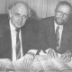 Stadtarchiv Neustadt a. Rbge., ARH Slg. Bartling 72, Ministerialrat Dr. Hans Knop (Innenministerium, Vermessung) und Manfred Washausen (Landesvermessungsamt) am Tisch sitzend bei der Vorstellung des neuen Gesamt-Stadtplans