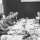 ARH Slg. Bartling 74, Beratung am Tisch mit 8 Herren