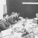 ARH Slg. Bartling 75, Beratung am Tisch mit 8 Herren