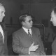 Stadtarchiv Neustadt a. Rbge., ARH Slg. Bartling 172, Gruppe von drei Männern stehend in einer Diskussion im Krankenhaus