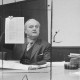 ARH Slg. Bartling 219, Helmut Opitz, Stadtkämmerer, ein Blatt mit einer Tabelle hochhaltend