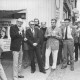Stadtarchiv Neustadt a. Rbge., ARH Slg. Bartling 235, Wolfgang Mischnik, Vorsitzender der FDP-Fraktion im Bundestag, mit einem Mikrofon in der Hand stehend vor einem Werbestand der FDP, Neustadt a. Rbge.