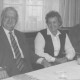 Stadtarchiv Neustadt a. Rbge., ARH Slg. Bartling 366, Henry Hahn, Bürgermeister, Elsbeth Lawrenz, städt. Angestellte, Steueramt, Gernot Feldmann, stellv. Stadtdirektor (v. l.), am Tisch sitzend