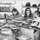 Stadtarchiv Neustadt a. Rbge., ARH Slg. Bartling 378, Vier Kinder helfen Frau Hoffmann (ehrenamtl. Mitarbeiterin) in der Stadtbücherei beim Auspacken von Büchern
