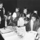 ARH Slg. Bartling 383, Gruppe von Kindern mit Lehrerin ? (rechts) vor einem Büchertisch in der Stadtbücherei