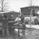 Stadtarchiv Neustadt a. Rbge., ARH Slg. Bartling 388, Ein Anhänger mit Streusalz wird für den Einsatz vorbereitet