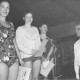 Stadtarchiv Neustadt a. Rbge., ARH Slg. Bartling 406, Bürgermeister Fritz Temps überreicht drei Schwimmerinnen eine Urkunde