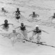 Stadtarchiv Neustadt a. Rbge., ARH Slg. Bartling 436, Elf Damen schwimmen im Becken 