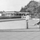 Stadtarchiv Neustadt a. Rbge., ARH Slg. Bartling 441, Blick von der Rutsche über das Schwimmerbecken des Freibads in Nöpke