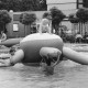 Stadtarchiv Neustadt a. Rbge., ARH Slg. Bartling 455, Jungen beim Spiel mit aufblasbaren Spielgeräten im Schwimmbecken