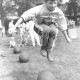Stadtarchiv Neustadt a. Rbge., ARH Slg. Bartling 456, Junge beim Hüpfen über drei Medizinbälle auf der Spielwiese