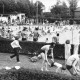 Archiv der Region Hannover, ARH Slg. Bartling 459, Blick über die gut besuchte Liegewiese und das Nichtschwimmerbecken auf das Servicegebäude und die (alte) Bürgerhalle