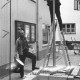 Stadtarchiv Neustadt a. Rbge., ARH Slg. Bartling 541, Aufstellung der Straßenlampen in der Windmühlenstraße
