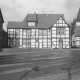 ARH Slg. Bartling 551, Ludwig-Eneccerus-Platz, Gebäude des Museums zur Stadtgeschichte (An der Liebfrauenkirche 7), links die alte Schule (Weinwirtschaft Pius), rechts das Storchenhaus, dahinter der Turm der Liebfrauenkirche