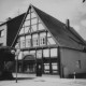 Stadtarchiv Neustadt a. Rbge., ARH Slg. Bartling 606, Fachwerkhaus Ecke Windmühlenstraße 20 / Schwarze Gasse