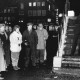 Stadtarchiv Neustadt a. Rbge., ARH Slg. Bartling 607, Junger Mann mit Zylinder beim Fegen der Rathaustreppe unter den Augen einer Gruppe von Zuschauern