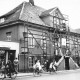 Stadtarchiv Neustadt a. Rbge., ARH Slg. Bartling 617, Altes Rathaus, Marktstraße 4, für Renovierungsarbeiten eingerüstet