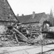Stadtarchiv Neustadt a. Rbge., ARH Slg. Bartling 618, Windmühlenstraße / Ecke Apothekengasse, abgerissenes Haus mit Bagger