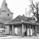 Stadtarchiv Neustadt a. Rbge., ARH Slg. Bartling 621, Alte Wache vor der Sanierung, daneben ein Schaukasten der Firma W. Butterbrodt, im Hintergrund der Kirchturm