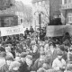 Stadtarchiv Neustadt a. Rbge., ARH Slg. Bartling 630, Schülerdemo auf dem Kirchplatz (Plakat: "Wir wollen informiert werden")