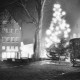 Stadtarchiv Neustadt a. Rbge., ARH Slg. Bartling 651, Kirchplatz mit beleuchtetem Tannenbaum