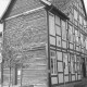 Stadtarchiv Neustadt a. Rbge., ARH Slg. Bartling 657, An der Liebfrauenkirche 7 (Museum zur Stadtgeschichte), Fachwerkhaus mit provisorisch verbrettertem Giebel nach Abriss des Nebengebäudes