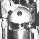 ARH Slg. Bartling 661, Mann und Frau stellen einen Roboter im Werbeeinsatz in einem Bekleidungsgeschäft vor