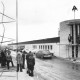 Stadtarchiv Neustadt a. Rbge., ARH Slg. Bartling 674, Großer Weg 45, Möbel-Pavillon Hibbe: Richtfest mit Richtkranz auf dem Eckturm